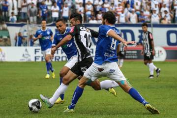 Marcação da URT e condições ruins do gramado complicaram a vida do Galo em Patos de Minas (Bruno Cantini/CAM)