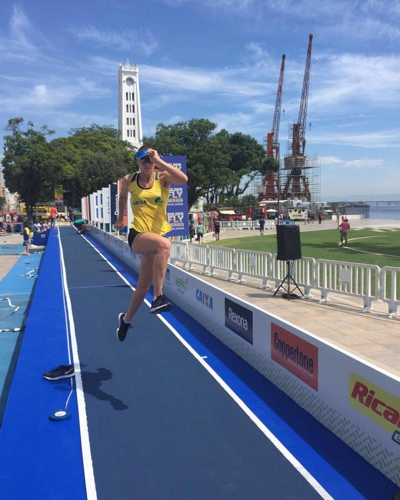 Depois, a saltadora trabalhou na pista em que a competição será realizada