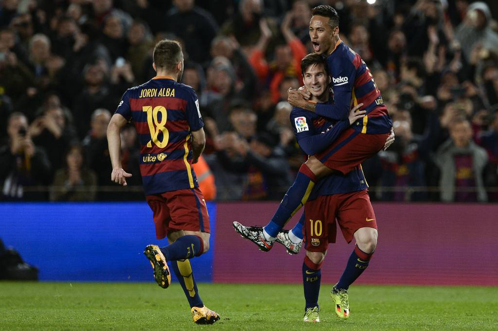Messi fez um golaço ao cobrar uma falta no ângulo oposto ao defendido pelo goleiro Rico (Foto: Josep Lago/AFP)