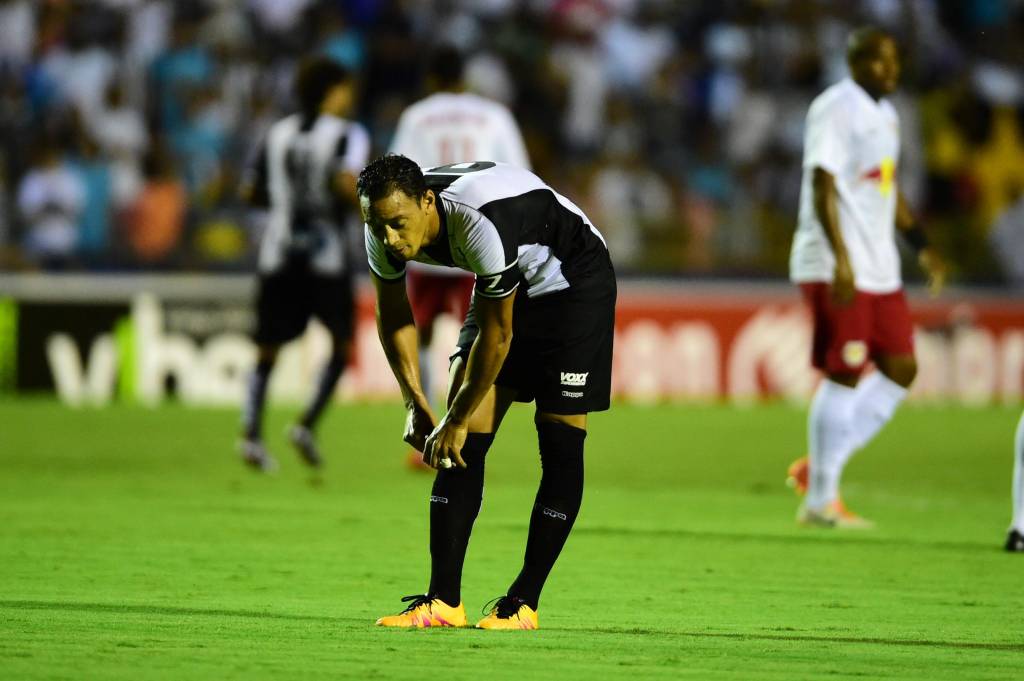 Ricardo Oliveira deixou o jogo ainda no intervalo, sem falar com a imprensa (Foto: Djalma Vassao/Gazeta Press)