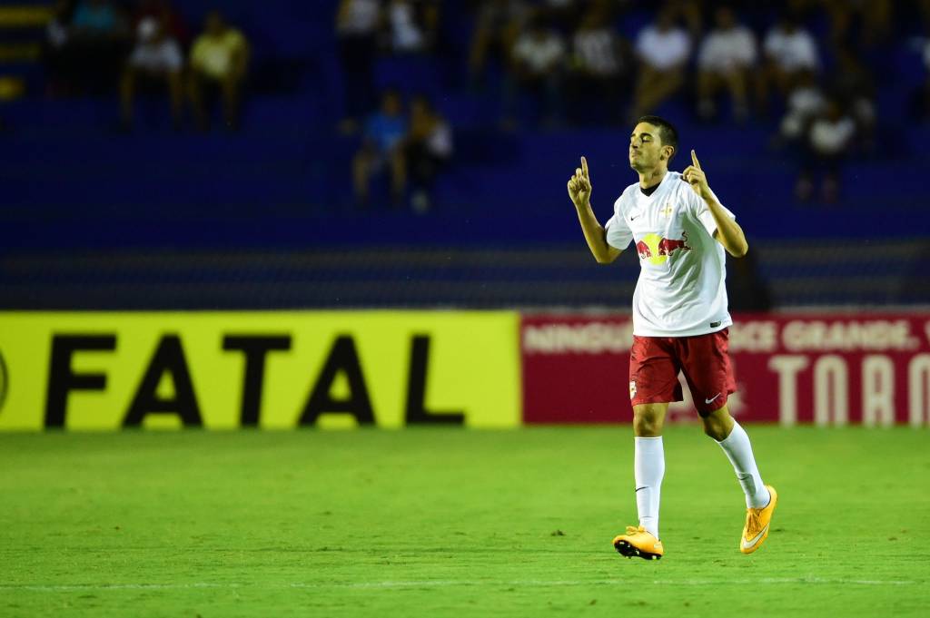 Thiago Galhardo marcou o primeiro gol do Red Bull Brasil após erro de Serginho na saída de bola (Foto: Djalma Vassao/Gazeta Press)