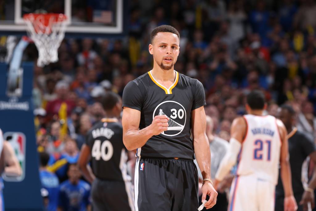 Stephen Curry brilhou novamente em jogo acirrado dos Warriors (Foto: Joe Murphy/NBAE via Getty Images/AFP)