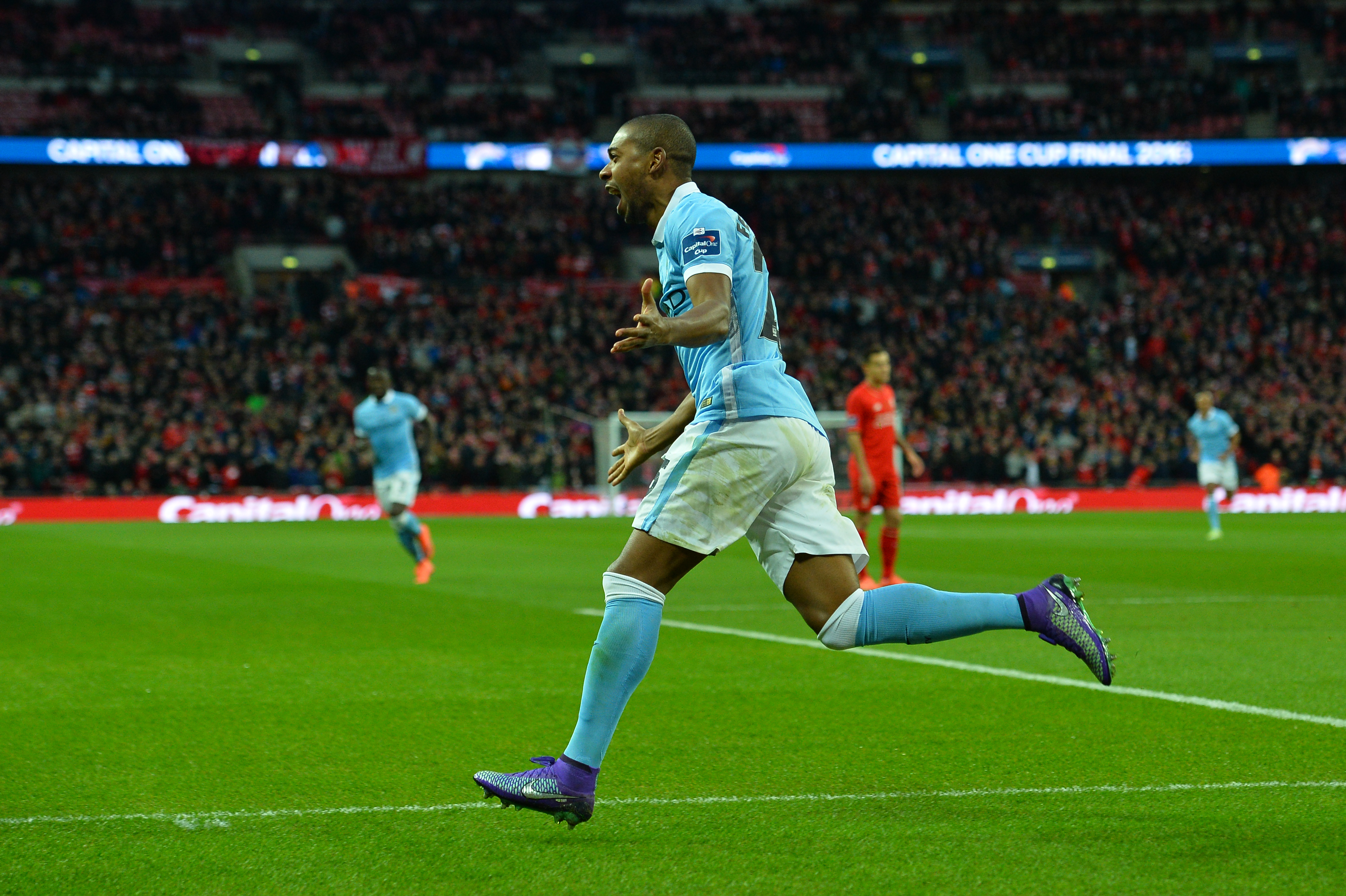 Com gol de Fernandinho, o City superou o Liverpool nos pênaltis e foi campeão da Copa da Liga Inglesa. (Foto: Glyn Kirk/AFP)
