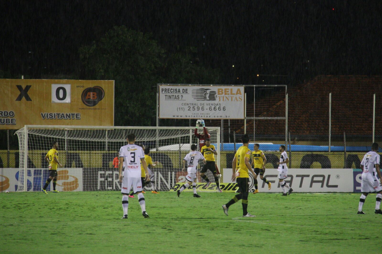Primeiro gol do XV de Piracicaba aconteceu após falha defensiva (Foto: Divulgação/São Bernardo FC)