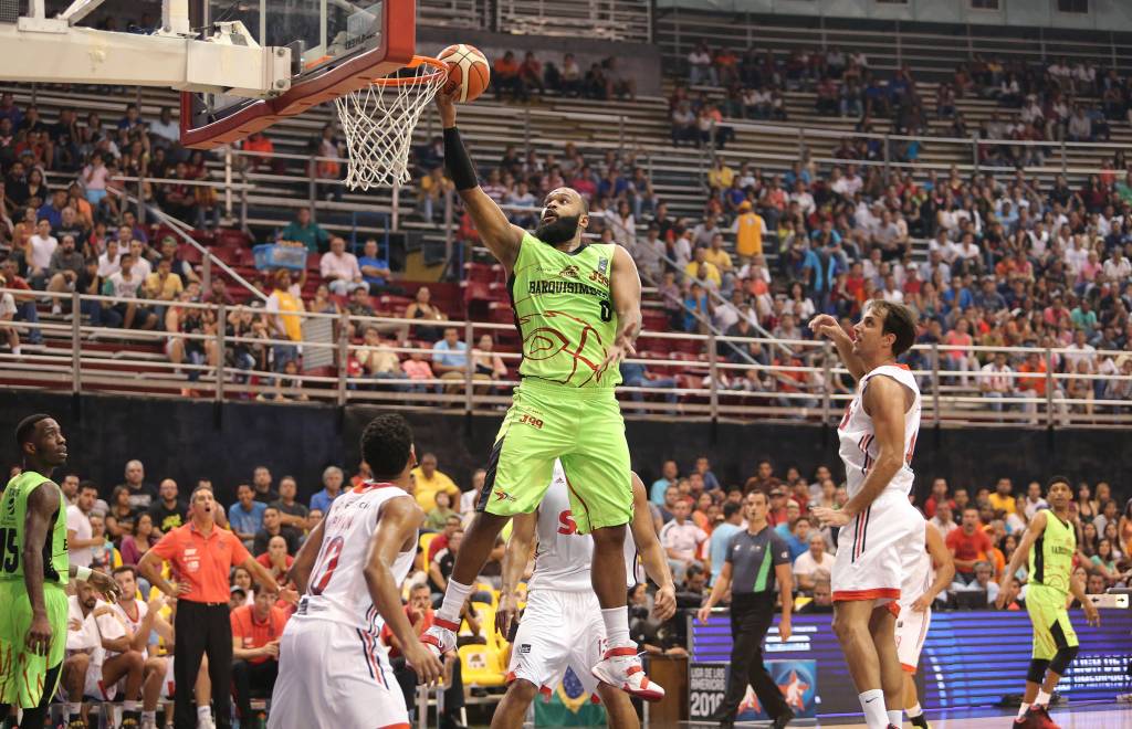 Guaros de Lara contou com apoio da torcida para derrotar o Flamengo; resultado eliminou o Brasília (Foto: Jose Jimenez-Tirado/FIBA Americas)