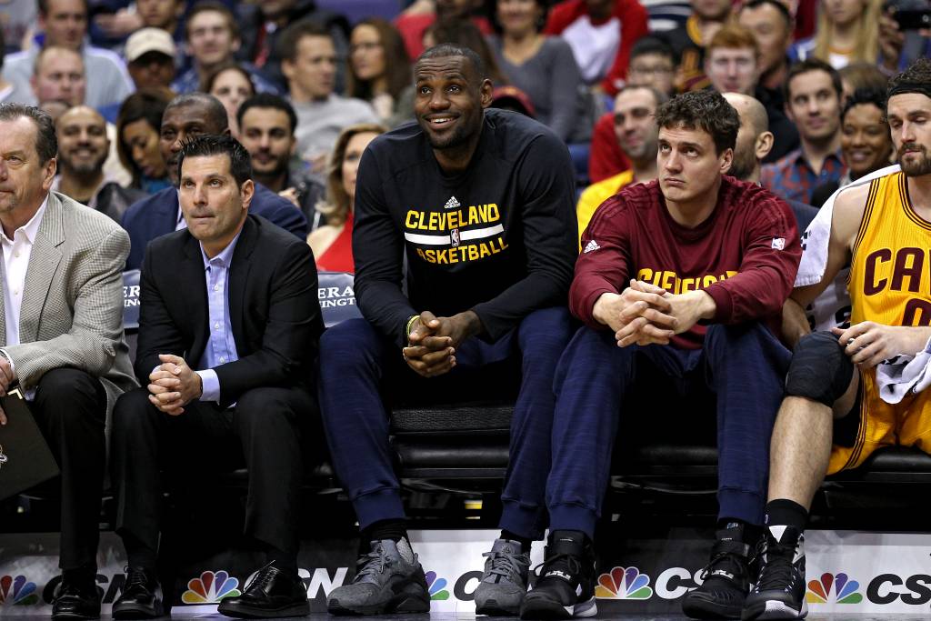 LeBron acompanhou de calça jeans à derrota dos Cavaliers (Foto: Patrick Smith/Getty Images/AFP)