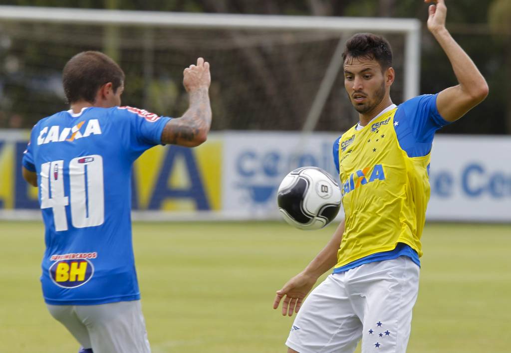 Reforço para 2016, Sánchez Miño (dir.) ainda deve uma boa atuação com a camisa celeste (Washington Alves/Light Press)