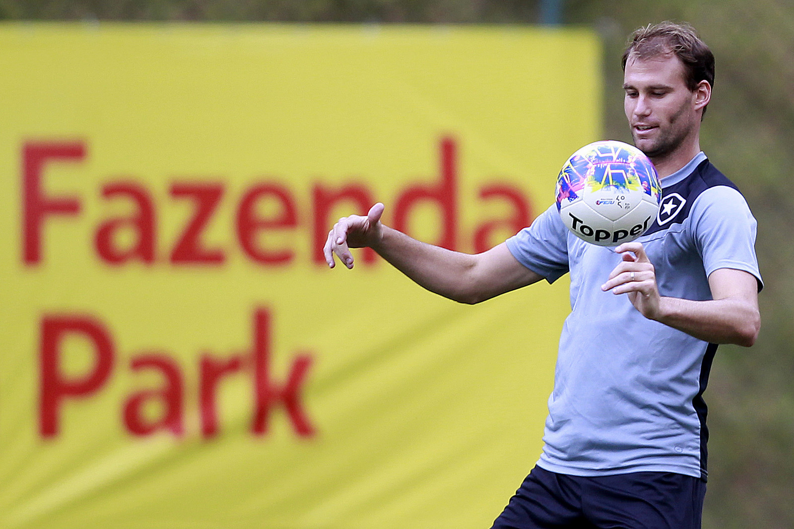Joel Carli exalta atuações em clássicos e mira título Carioca Gazeta
