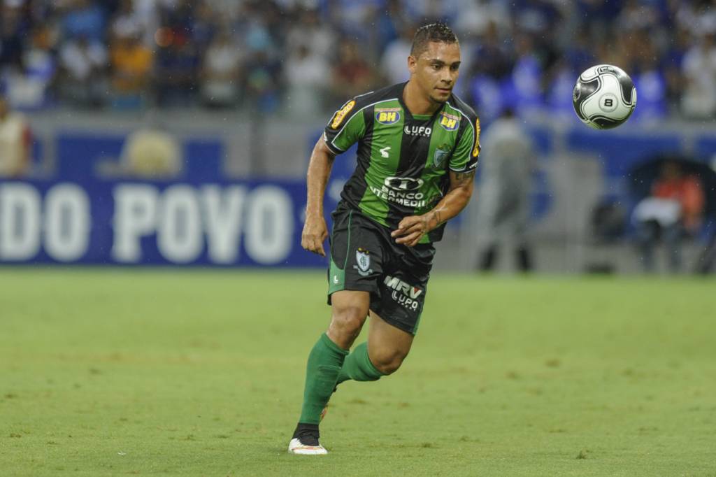 Autor de golaço no clássico contra o Cruzeiro, no último domingo, lateral tem contrato até o meio de agosto com o Coelho (Carlos Cruz/AFC)