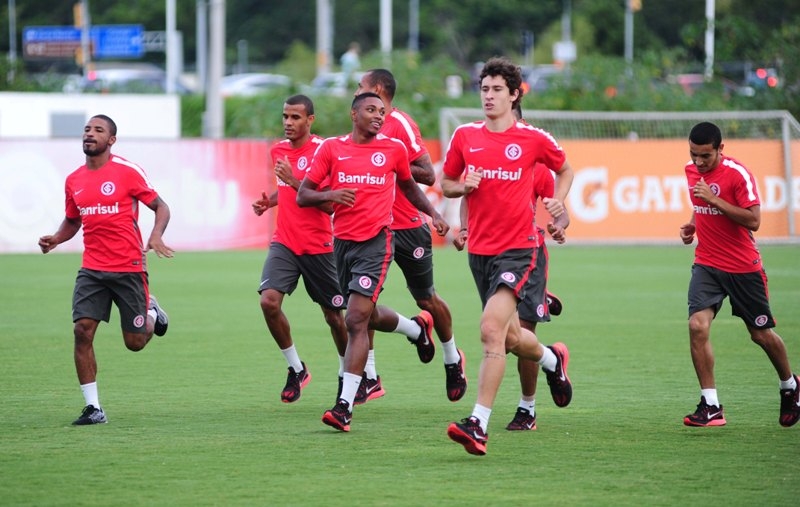 Vitinho correu em volta do gramado junto ao restante do elenco (Foto: Ricardo Duarte/S.C. Internacional)