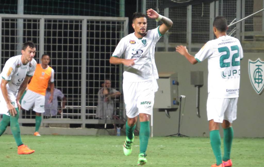 Quase do meio-campo: Rafael Bastos roubou a cena com um gol de placa no clássico (Carlos Cruz/AFC)