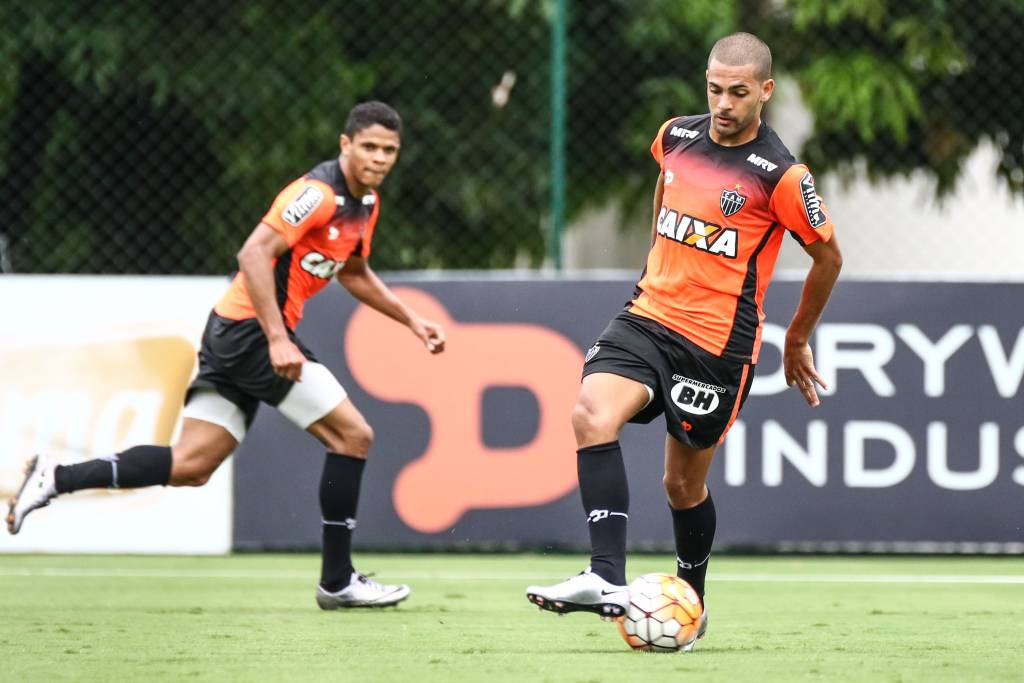 Clayton treinou entre os titulares nesta quinta e aguarda regularização no BID (Bruno Cantini/CAM)