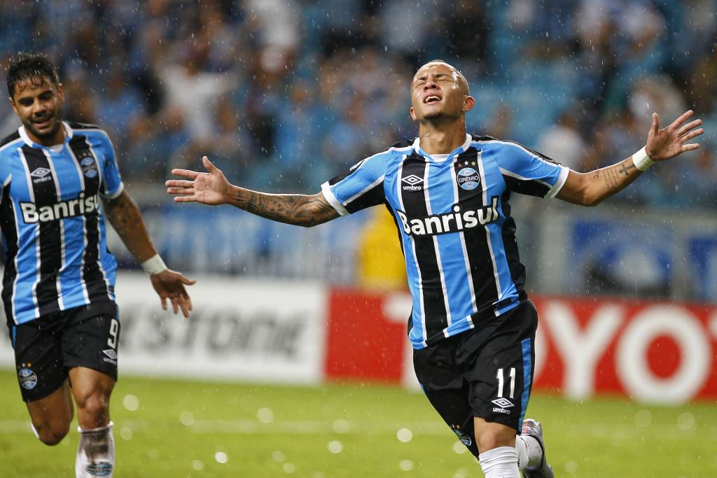 RS - FUTEBOL/TACA LIBERTADORES DA AMERICA 2016/ GREMIO X LDU - ESPORTES - Lance da partida entre Gremio e LDU disputada na noite desta quarta-feira na Arena do Gremio. FOTO: LUCAS UEBEL/GREMIO FBPA