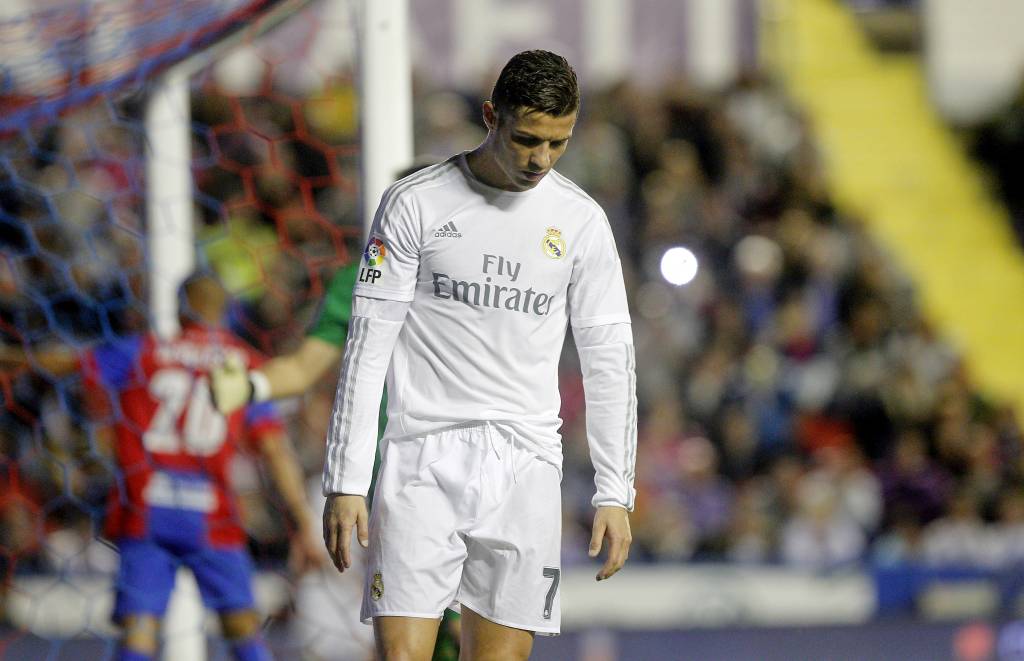 Apesar dos gols, o português Cristiano Ronaldo ainda vê o Real Madrid longe da liderança (Foto: Jose Jordan/AFP)