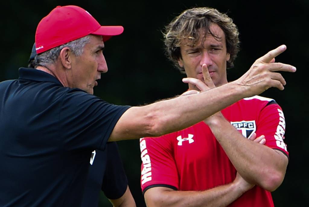 Edgardo Bauza (E), técnico argentino do São Paulo FC, conversa o jogador uruguaio Diego Lugano durante treino no CCT da Barra Funda, na Zona Oeste da capital paulista.