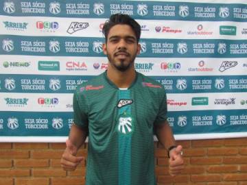 Na Caldense, lateral Jhonnatans pode fazer a sua estreia (Caldense/Divulgação)