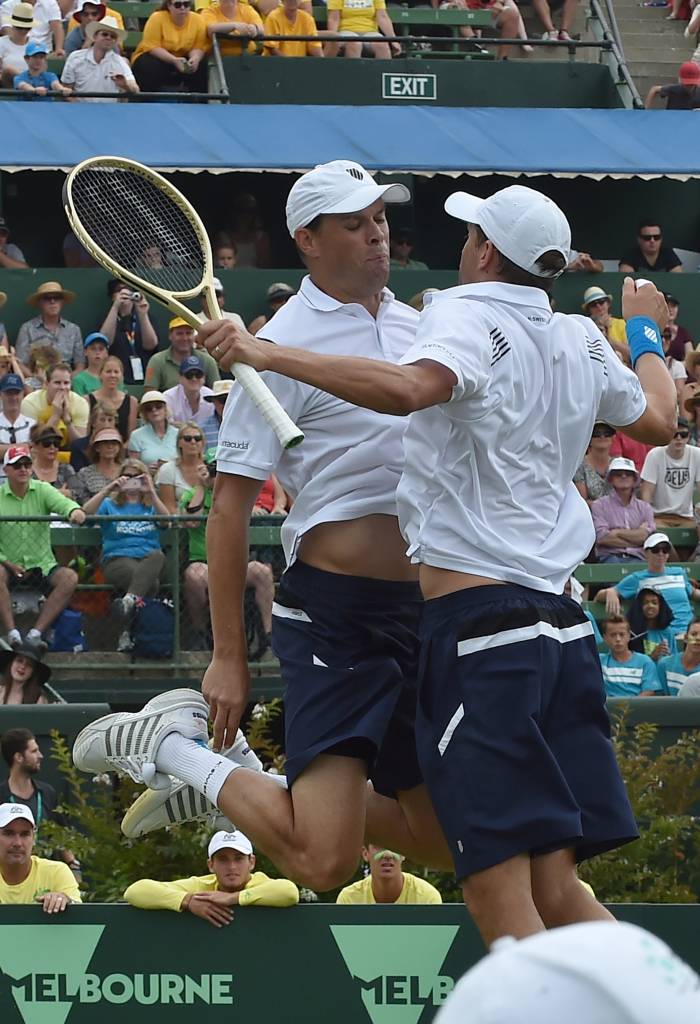 Irmãos Bryan comemoram a vitória na Copa Davis (Foto: Paul Crock/AFP)