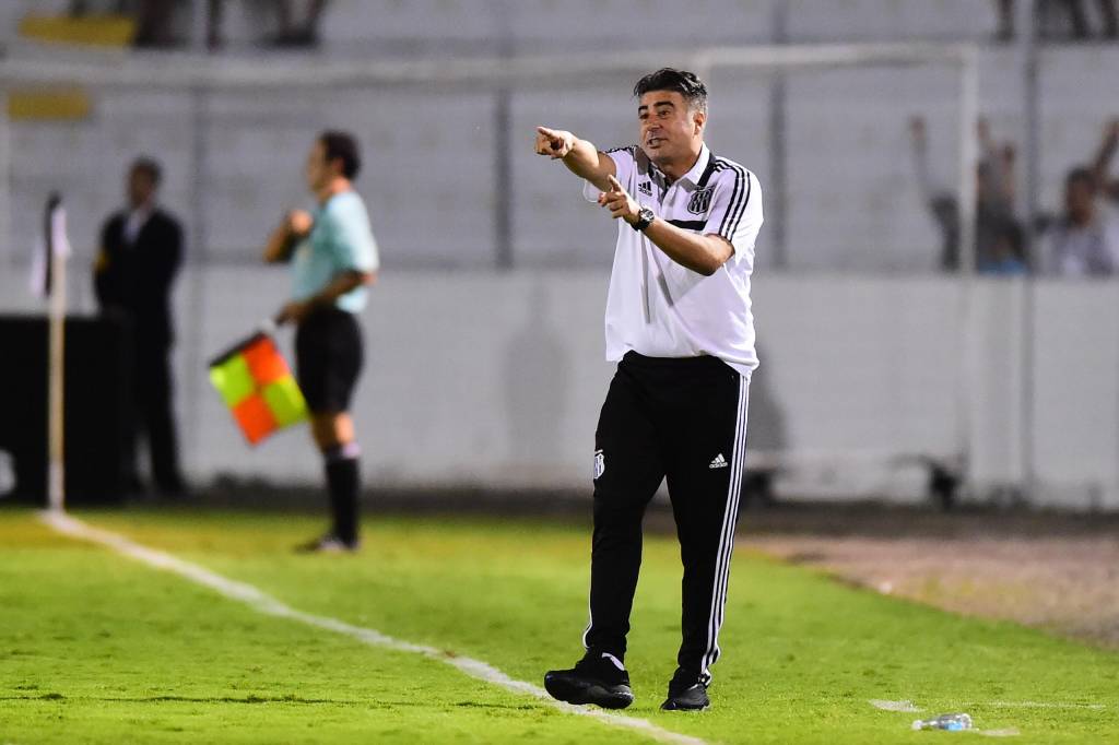 Neste sábado, o técnico Alexandre Galo sofreu sua primeira derrota à frente da Ponte Preta (Foto: Sergio Barzaghi/Gazeta Press)