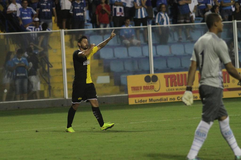 Elvis comemora após abrir o placar para o Criciúma na Ressacada (Foto: Fernando Ribeiro/Divulgação)