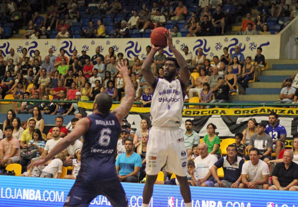 Mogi bateu Brasília em casa, e assumiu o quarto lugar no NBB (Foto: Antonio Penedo/Mogi-Helbor)