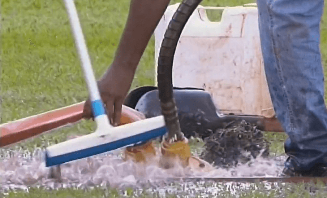 Bomba d'água foi usada para deixar o gramado em condições (Foto: Reprodução)