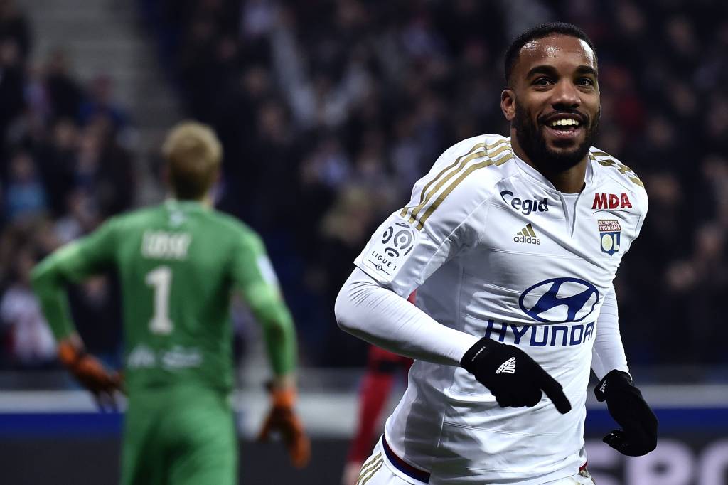 O atacante Alexandre Lacazette marcou dois gols na vitória do Lyon sobre o Guingamp (Foto: Jeff Pachoud/AFP)