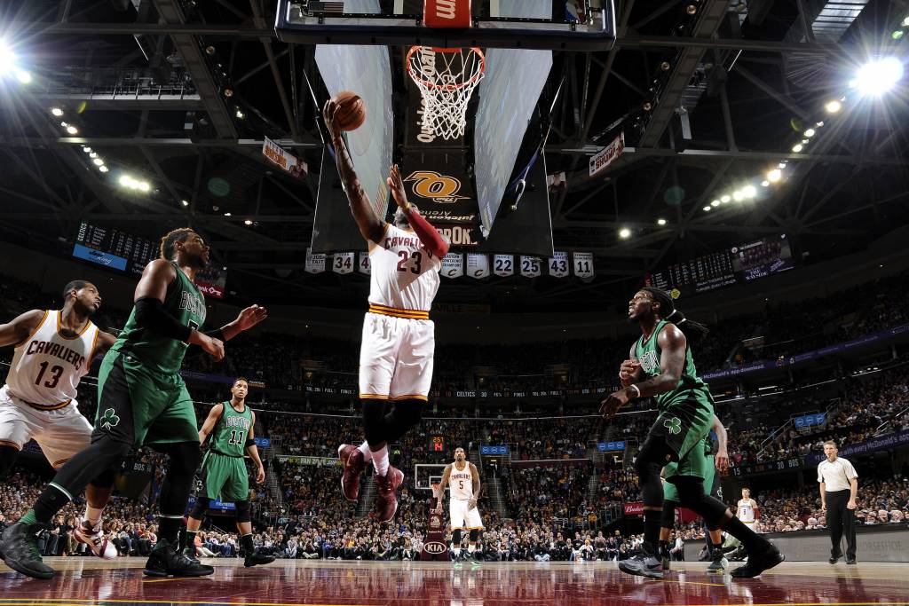 LeBron James estava inspirado na noite deste sábado (Foto: David Liam Kyle/NBAE via Getty Images/AFP)