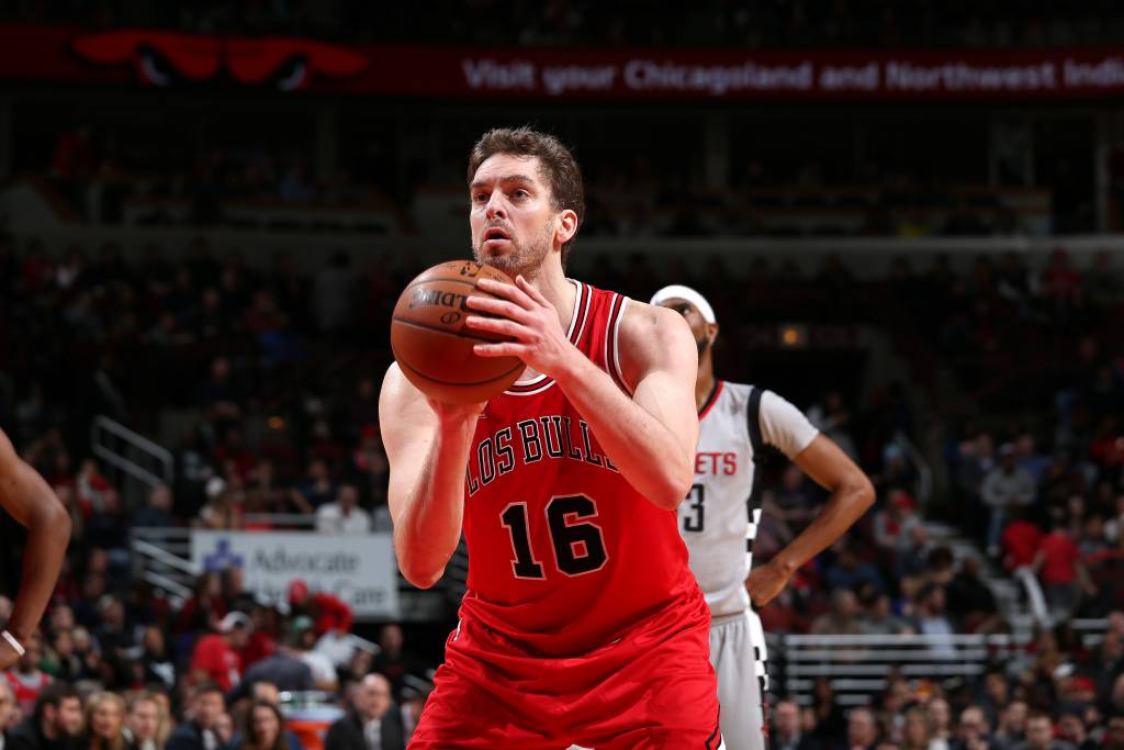 Pau Gasol foi destaque na vitória do Chicago Bulls (Foto: Gary Dineen/NBAE via Getty Images/AFP)