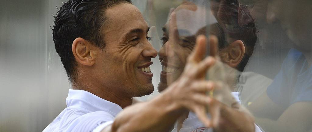 Ricardo Oliveira decidiu e foi abraçado pelos torcedores do Santos (Mauro Horita/AGIF/Gazeta Press)