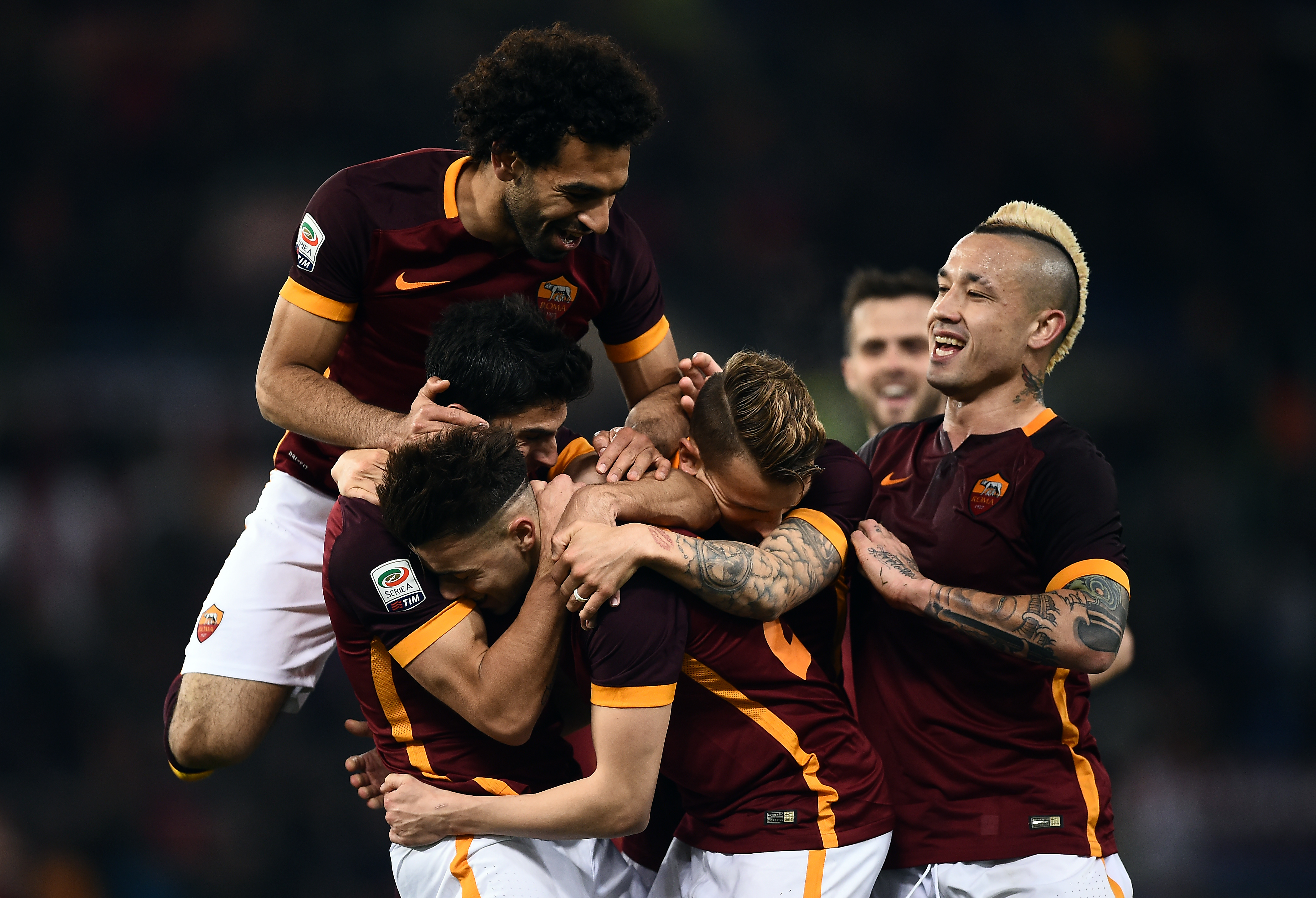 Roma's Italian forward Stephan El Shaarawy  (C) celebrates with teammates after scoring a goal during the Italian Serie A football match AS Roma vs ACF Fiorentina at the Olympic Stadium in Rome on March 4, 2016. / AFP / FILIPPO MONTEFORTE