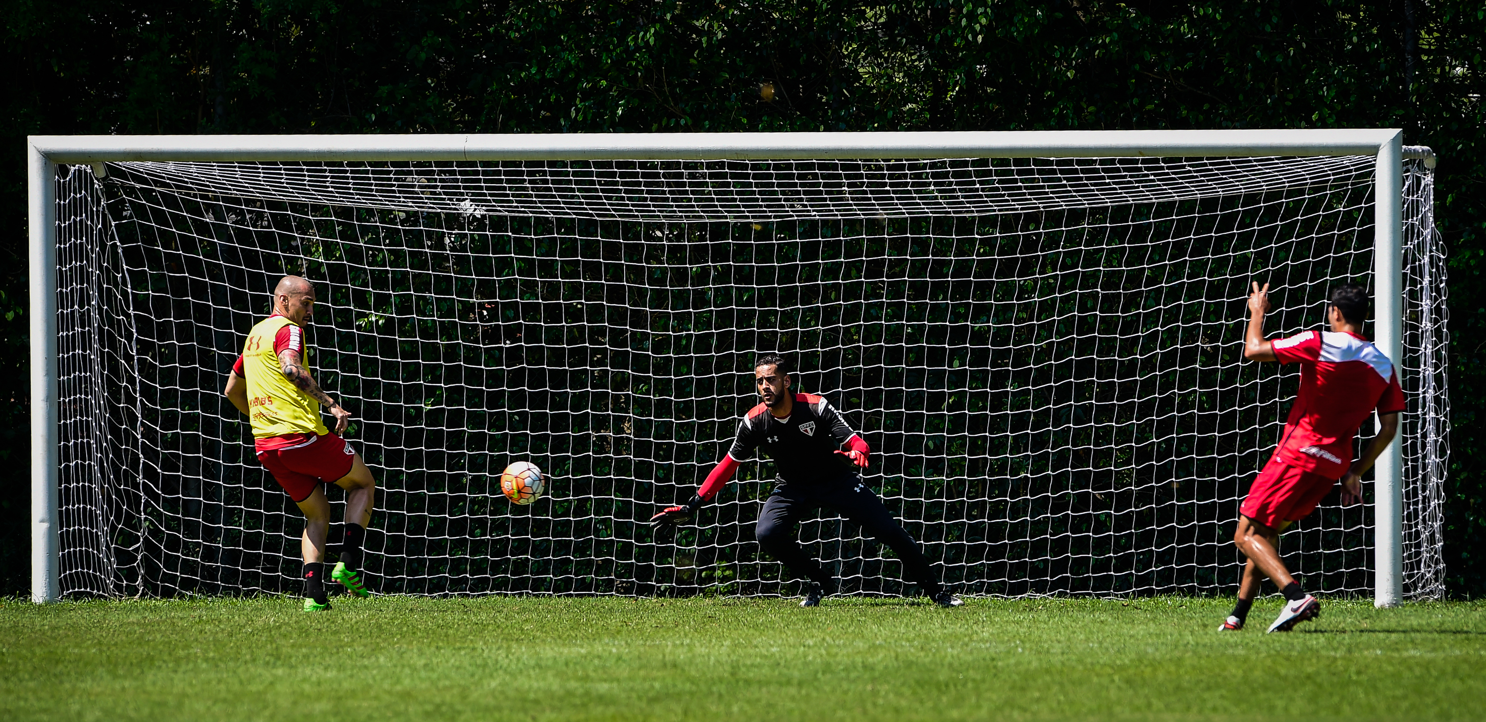 Alan Kardec chuta livre, mas é bloqueado por Maicon no treino de finalização (Foto: Fernando Dantas/Gazeta Press)