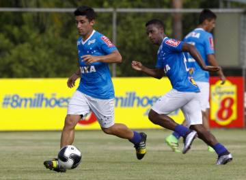 Pisano e Elber estão bem costados para começarem como titulares no domingo (Washington Alves/Light Press)