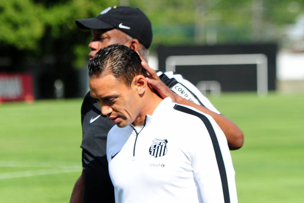 Com Serginho Chulapa como auxiliar de Marcelo Fernandes, Ricardo Oliveira conquistou o Paulista em 2015, seu único título com a camisa do Peixe (Foto: Ivan Storti)