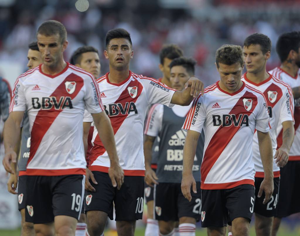 River Plate's footballers leave the field at the end of their Argentina First Division football match against Boca Juniors at  the Monumental stadium, in Buenos Aires, on March 6, 2016. AFP PHOTO / ALEJANDRO PAGNI / AFP / ALEJANDRO PAGNI