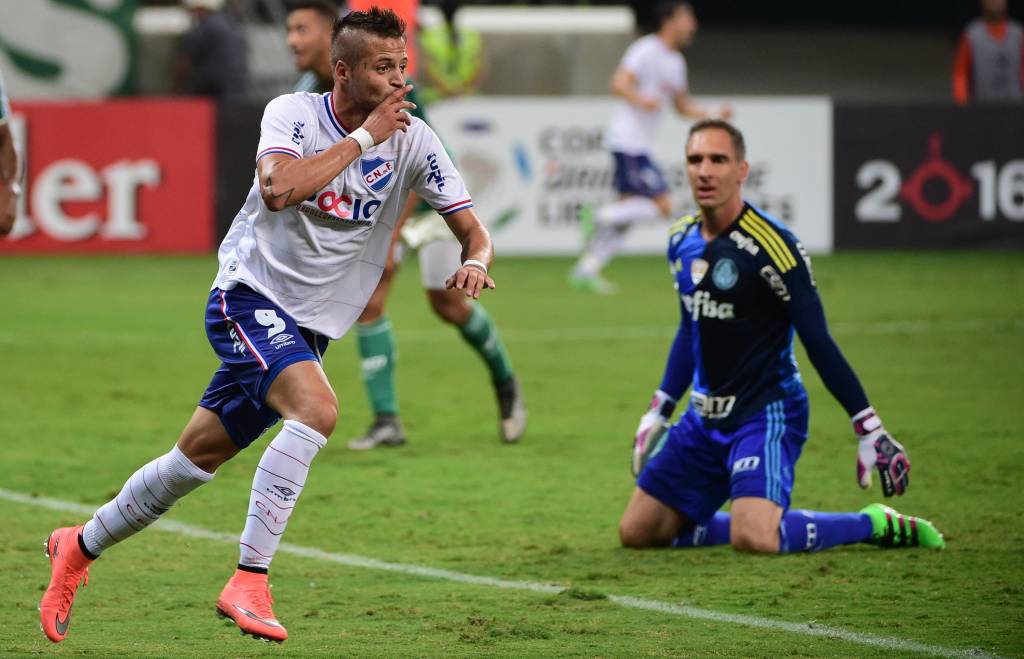 Nico López comemora segundo gol do Nacional no Palestra (Foto: Djalma Vassão/Gazeta Press)