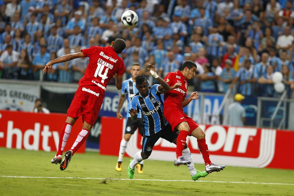 Disputa entre Bolaños e William levou à contusão no rosto do equatoriano (Foto: Lucas Uebel/Grêmio FBPA)