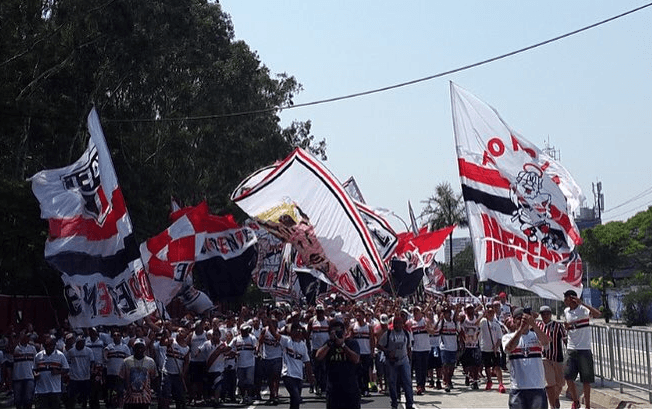 Torcida tricolor fica 5h parada na fronteira a caminho da Argentina -  Gazeta Esportiva