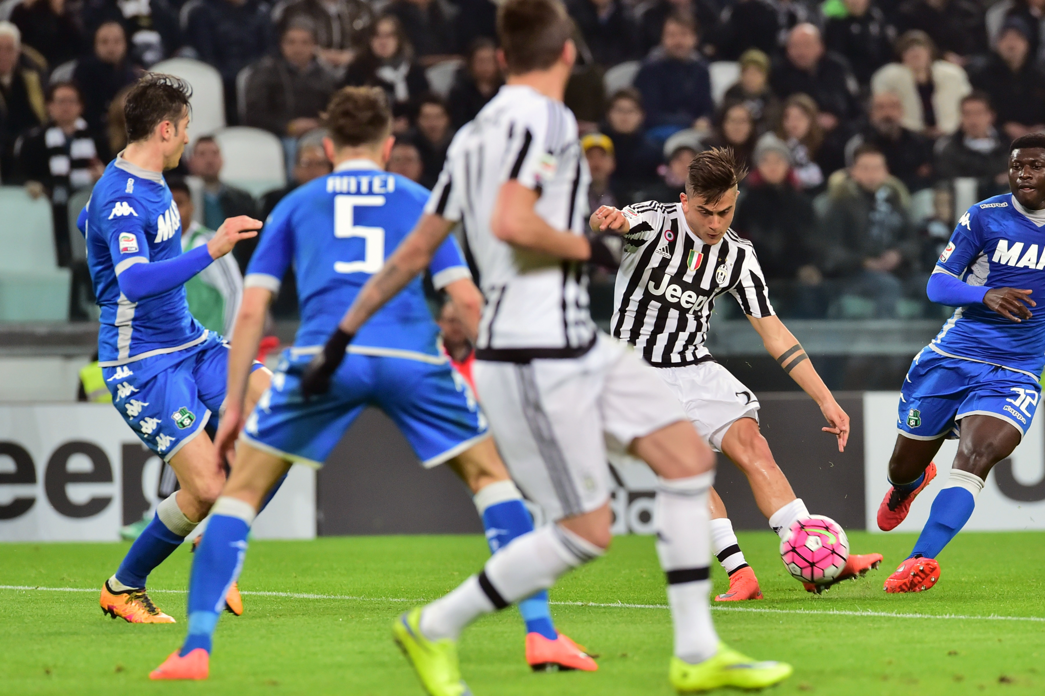 Juventus' Argentinan forward Paulo Dybala celebrates after scoring a goal during the Italian Serie A football match betwenn Juventus and Sassuolo on March 11, 2016 at he Juventus Stadium in Turin. / AFP / GIUSEPPE CACACE