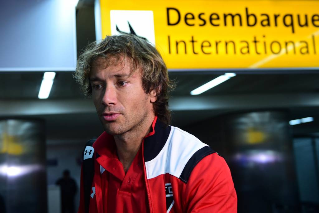 Lugano é quem mais recebe carinho da torcida são paulina no embarque da equipe (Foto: Djalma Vassão/Gazeta Press)