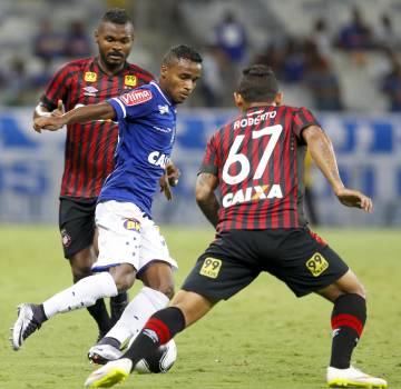 Titular na última quarta, Elber foi o destaque da vitória celeste sobre o Atlético-PR (Washington Alves/Light Press)