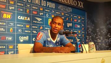 Ainda um pouco tímido, Alex foi bem na primeira entrevista coletiva da cerreira (Cruzeiro/Divulgação)