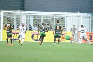 João Ricardo chegou a defender o pênalti de Clayton, porém o atacante aproveitou bem o rebote (Carlos Cruz/AFC)