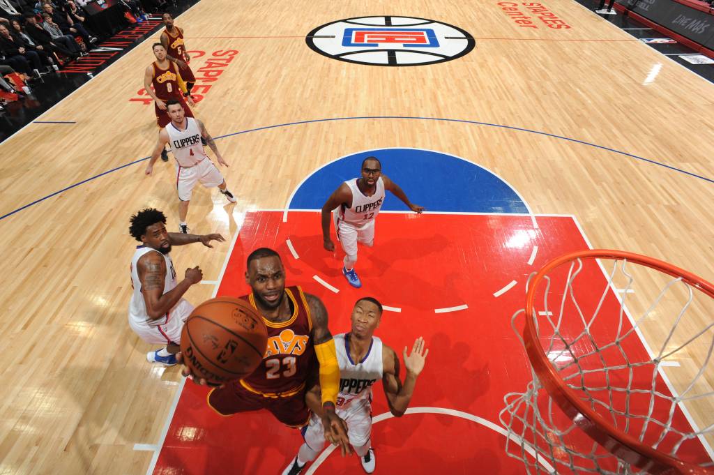 LeBron liderou os Cavs em vitória tranquila (Foto:  Andrew Bernstein/NBAE via Getty Images)