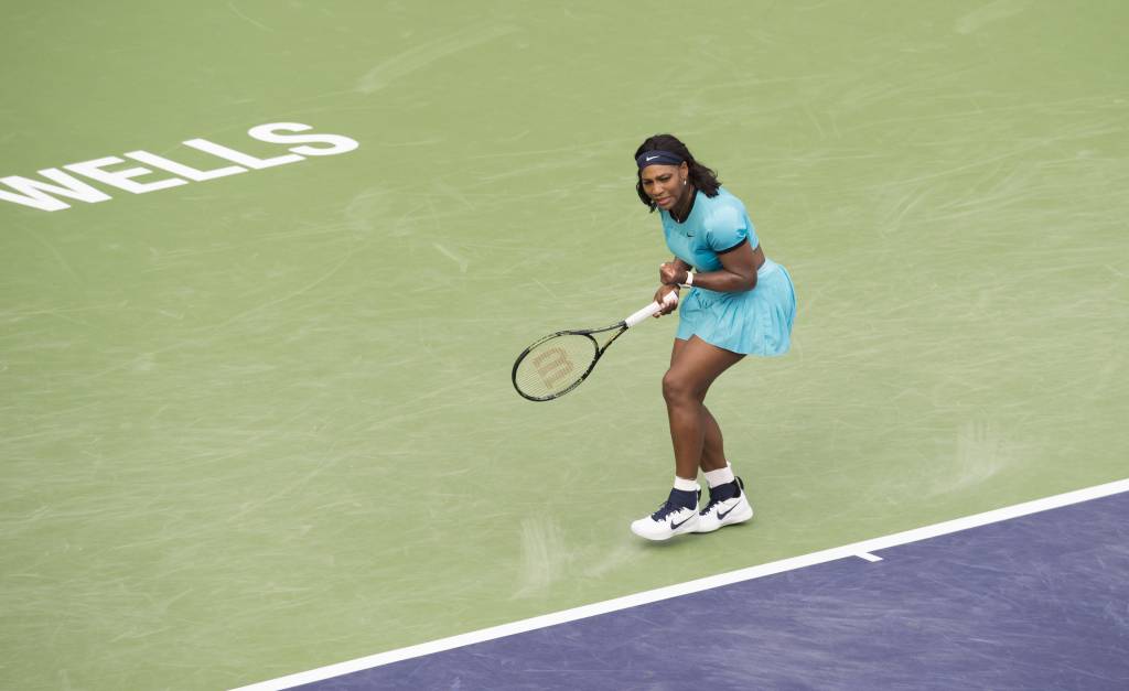 Serena passou às quartas de final em jogo de altos e baixos (Foto: Robyn Beck/AFP)