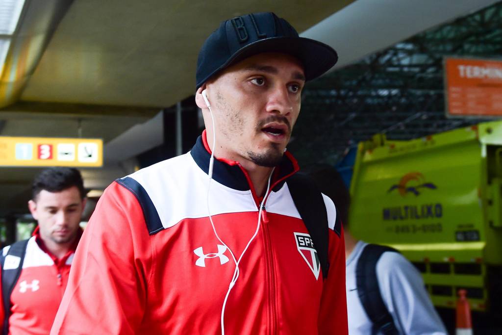 O jogador Maicon do São Paulo FC, durante desembarque no Aeroporto Internacional Governador André Franco Montoro (Cumbica), em Guarulhos (SP). O tricolor paulista está retornando da Argentina após o empate, por 1 a 1, na partida contra River Plate, válida pela segunda rodada do Grupo 1 da Copa Libertadores da América 2016.