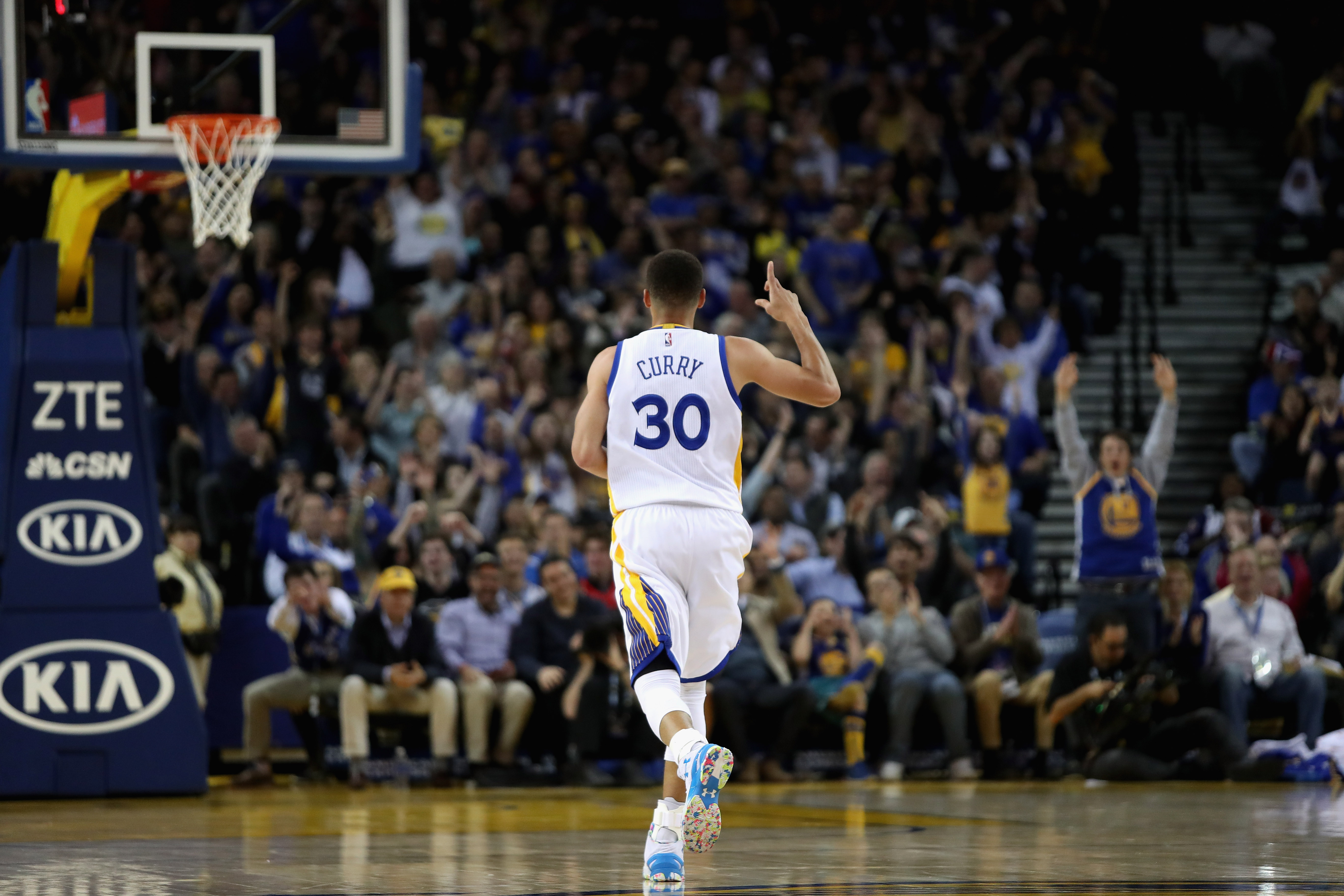 Curry foi o cestinha da partida, com 27 pontos (Foto: Ezra Shaw/Getty Images/AFP)
