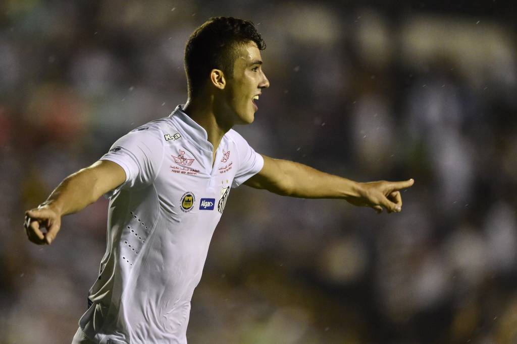 De cabeça, Gustavo Henrique marcou o único gol do jogo aos 40 minutos do primeiro tempo (Fernando Dantas/Gazeta Press)