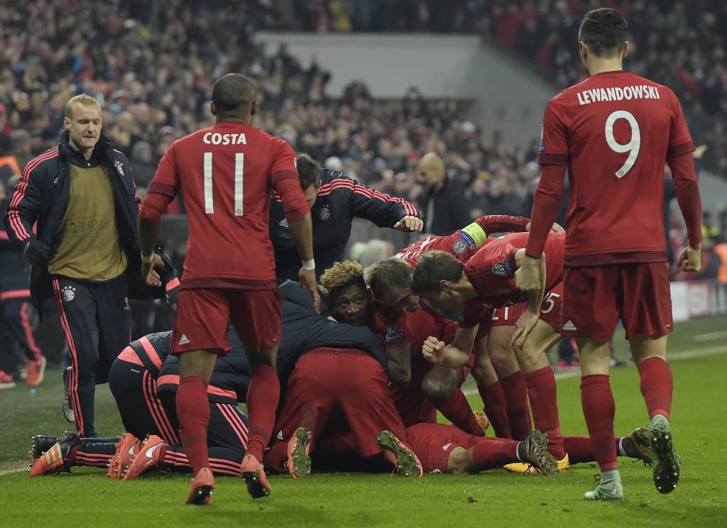 Jogadores do Bayern celebram o gol de Thiago, que virou a partida (Foto: Tobias Schwarz/AFP)
