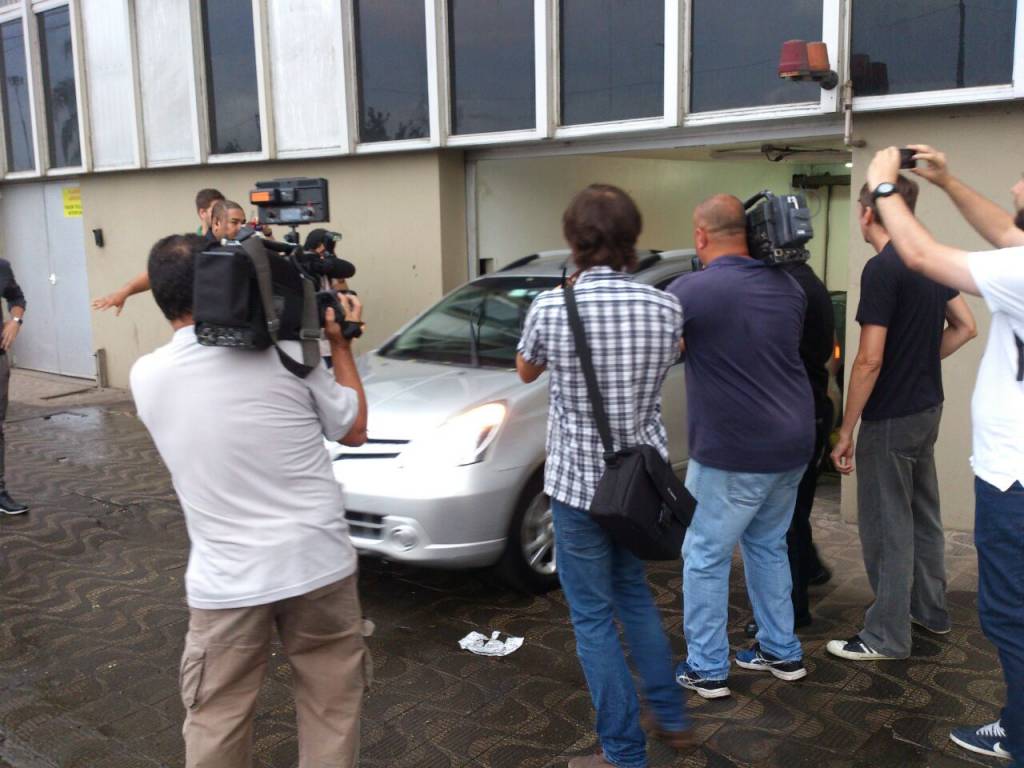 Odílio usou a saída dos fundos do prédio e entrou em um carro para evitar os jornalistas (Foto: Tiago Salazar)