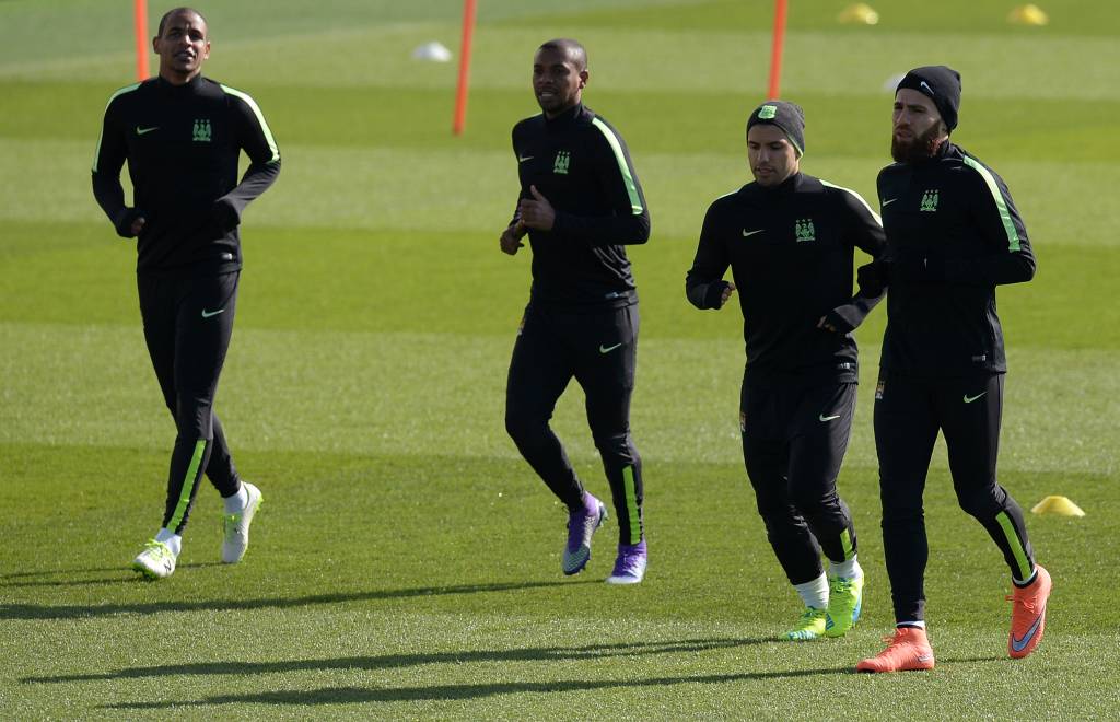 Manchester City's Brazilian midfielder Fernando, Manchester City's Brazilian midfielder Fernandinho, Manchester City's Argentinian striker Sergio Aguero and Manchester City's Argentinian defender Nicolas Otamendi warm up during a team training session at the City Football Academy in Manchester, north west England, on March 14, 2016. City play Dynamo Kiev in a Champions League last 16, second leg football match at the Etihad Stadium on March 15. / AFP / OLI SCARFF
